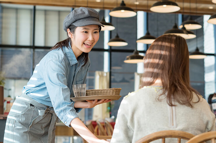 人はみな、おいしいものの前では笑顔！そんな笑顔のそばにいられる幸せな仕事が飲食店バイトです。食べること、飲むことは誰にとっても身近な行為です。けれど、一口に飲食店といってもさまざまな種類があり、仕事も多岐にわたっているため、いざ働くとなると「自分に合ったお店や仕事内容がどんなものなのかわからない、不安だ」と、感じる人もいることでしょう。今回は飲食店バイトの種類や特徴など、バイトを選ぶ前に必要な情報をお届けします。じっくり選んで、自分にぴったりな飲食店バイトを見つけましょう。