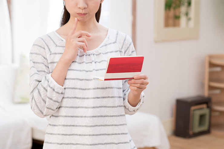 「お財布のなかが空っぽなのに、給料日までまだ1週間もある！……」。そんなヒヤッとする経験をしたことがある方もいるのではないでしょうか？　そんなとき役立つのが、アルバイトの前給制度。給料日前に給料がもらえるこの制度を活用すれば、「必要なときにお金がない！」という心配は無用です。ここでは、実際の前給制度の利用方法や、どんなアルバイト先で導入されているのかについてご紹介します。