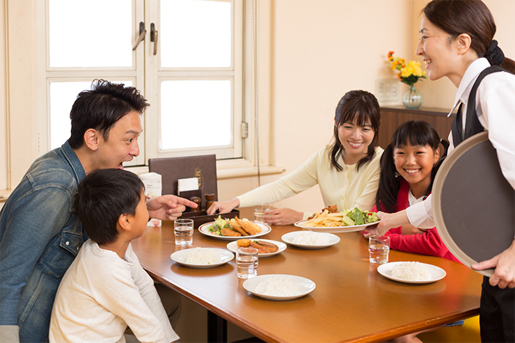 子育てが一段落したタイミングで働きに出ようと考えても、求職活動なんて久しぶりで戸惑っていませんか？　ここで紹介する対策をとれば、ブランクのある主婦でも安心してファミレスバイトの面接に挑めます。小さな子がいる新米主婦からベテラン主婦、または初めてファミレスのバイトに応募する人まで、面接で定番の質問ととっさに聞かれた質問の答え方を解説。面接当日のシミュレーションもすることで、具体的な流れのイメージと心の準備ができます。自分の強みを上手にアピールして、バイトに採用される方法をお伝えします。