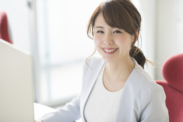アルバイトやパートよりも時給が高いことが大きな魅力といえる派遣。どのような仕事にどれくらいの時給が支払われているのか、主な職種の時給相場をお伝えします。しかし、高時給だけに目を向けるのではなく、派遣社員ならではの雇用契約がどのようなものかを押さえておきましょう。そこで今回は、職種別の時給相場をはじめとして、3種類ある派遣契約の違いや、いわゆる「3年ルール」とその対策をご紹介します。非正規雇用の派遣だからこそついて回る雇用契約の特徴を、派遣で働きはじめる前に知っておきましょう！